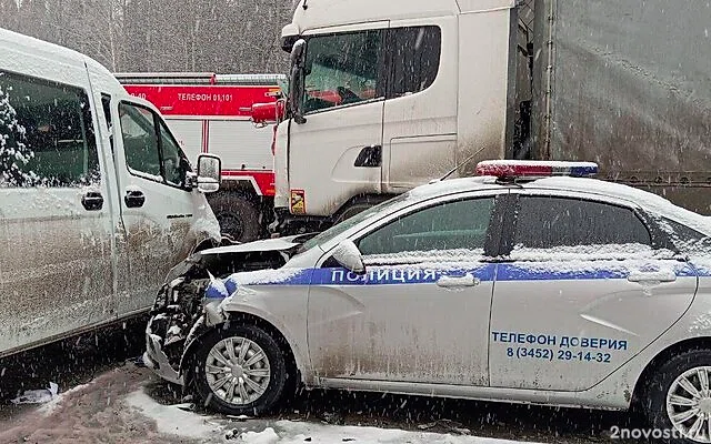 На тюменской трассе столкнулись автобус, ГАЗель, фура, машины пожарных и ДПС — Новости