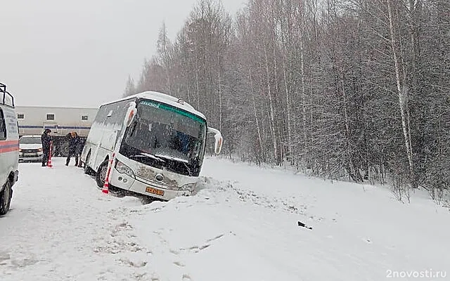 На тюменской трассе столкнулись автобус, ГАЗель, фура, машины пожарных и ДПС — Новости