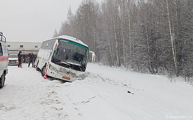 На тюменской трассе столкнулись автобус, ГАЗель, фура, машины пожарных и ДПС — Новости