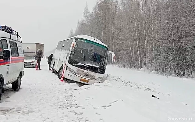 На тюменской трассе столкнулись автобус, ГАЗель, фура, машины пожарных и ДПС — Новости