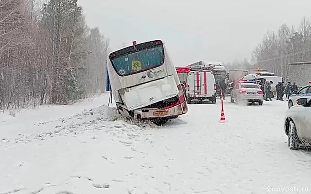 На тюменской трассе столкнулись автобус, ГАЗель, фура, машины пожарных и ДПС — Новости