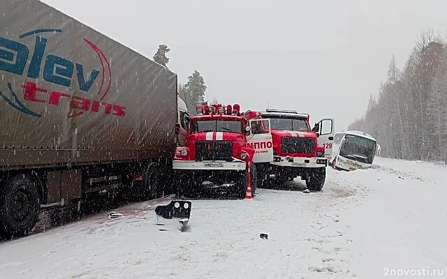 На тюменской трассе столкнулись автобус, ГАЗель, фура, машины пожарных и ДПС — Новости