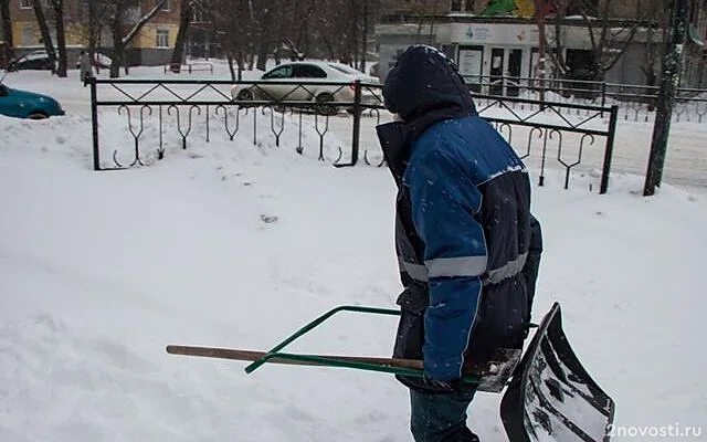 Убирать Екатеринбург от снега выводят школьников, коммунальщиков не хватает — Новости