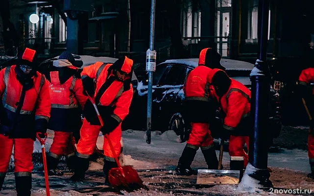 Убирать Екатеринбург от снега выводят школьников, коммунальщиков не хватает — Новости